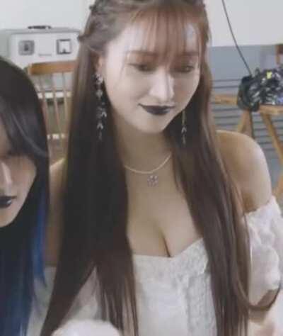 Dreamcatcher - SuA delicious cleavage to jump into