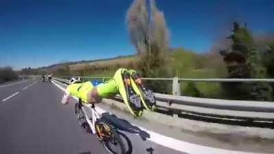 This cyclist unclips from his pedals, lies down on the seat and stretches out to achieve ultimate aerodynamic efficiency and overtake others.