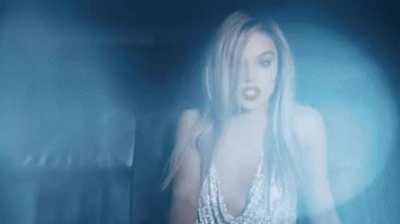 Hailee Steinfeld killing it as a blonde in “Most Girls” music video