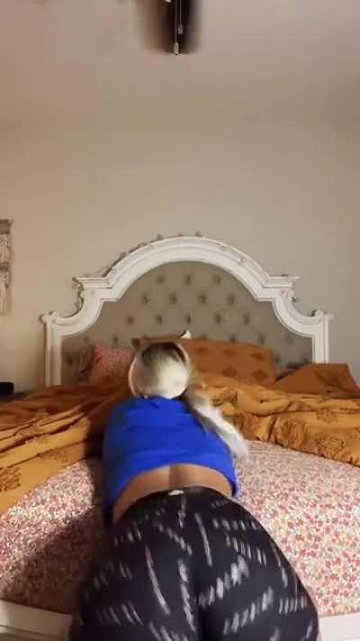 Blonde White Teen Twerk Against Bed🔥 *Read Description*