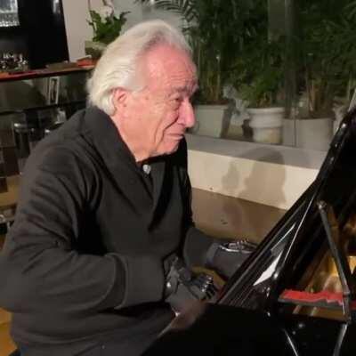 With the help of Bionic Gloves this pianist performs for the first time in 20 years