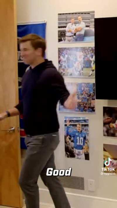 Pete Davidson shows Eli Manning his bedroom