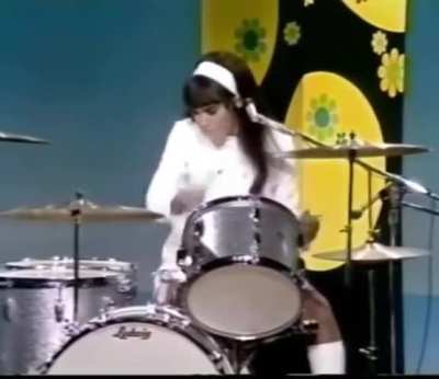 In 1975 Karen Carpenter, the vocalist of &quot;The Carpenters&quot; was ranked the best drummer in the world. This is her at age 18