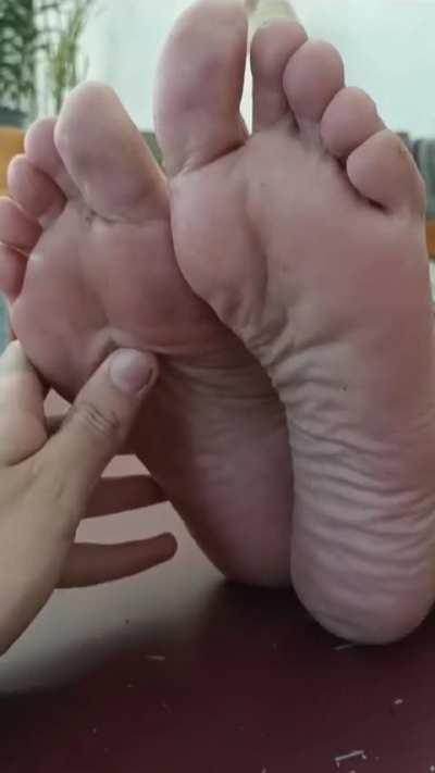 Mom lets me touch her feet even if she knows about my fetish.