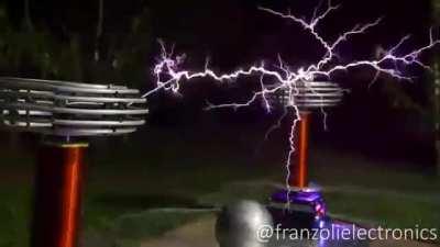 Cool lightning rays with tesla coils!!