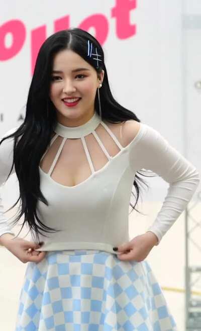 MOMOLAND Nancy