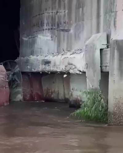 Chinese ship with Liberian flag crashes into bridge base in Zarate Brazo Largo, Argentina