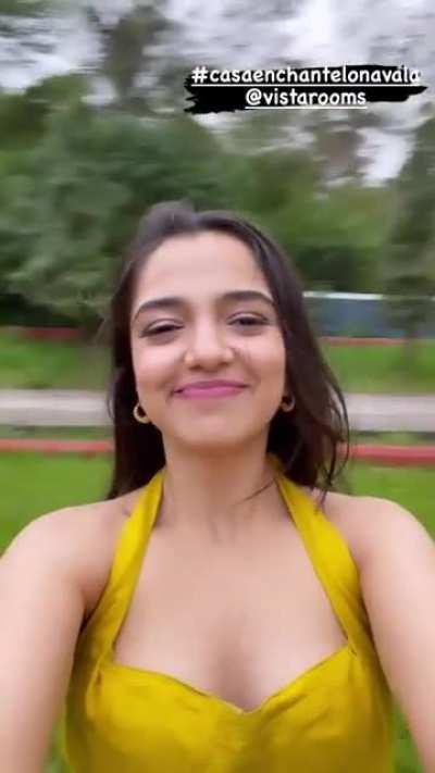 Ahsaas channa in yellow dress (video)