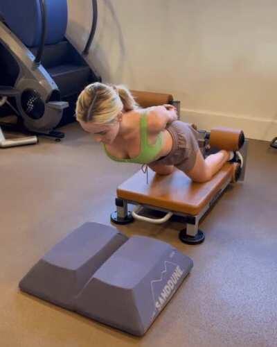 Kiernan Shipka working out