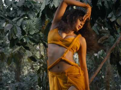 Aaradhya Devi navel