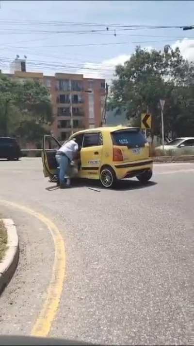 Colombian taxi driver and SUV Road rage