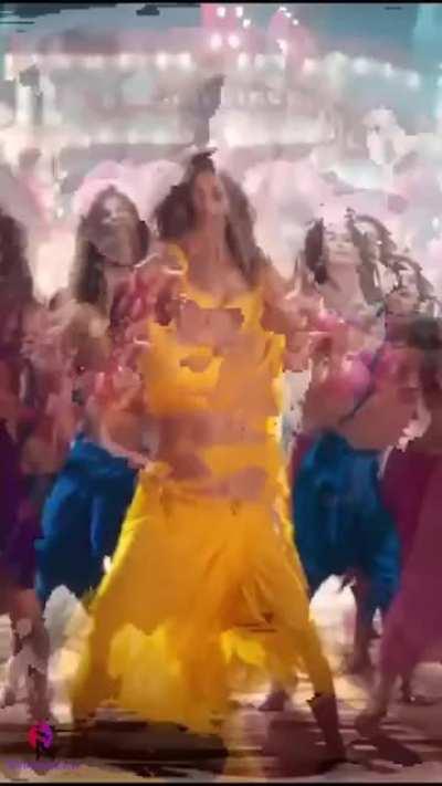 Disha Patani sexy moves in saree with barely any pallu