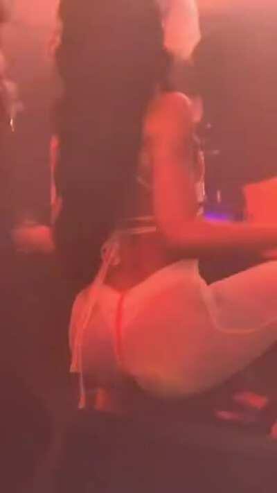 Rubi Rose twerks while she performs