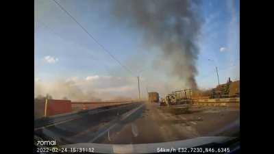 Dashcam through warzone - Kherson on the first day of war - Ukrainian BMP-1s and BRDM-2s