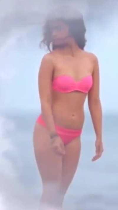 Alia bhatt in pink bikini👙 shaandar