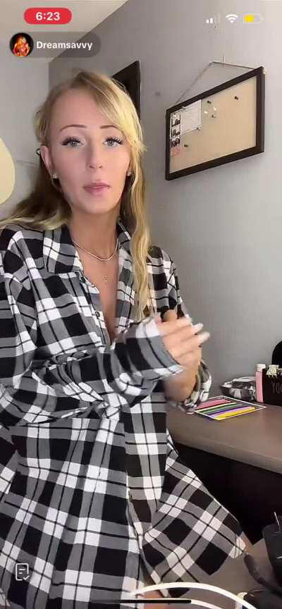 Tiktok thot 1 you can see her tit every time she sits back down 