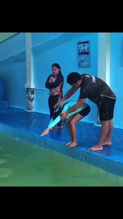 to dive into the pool.