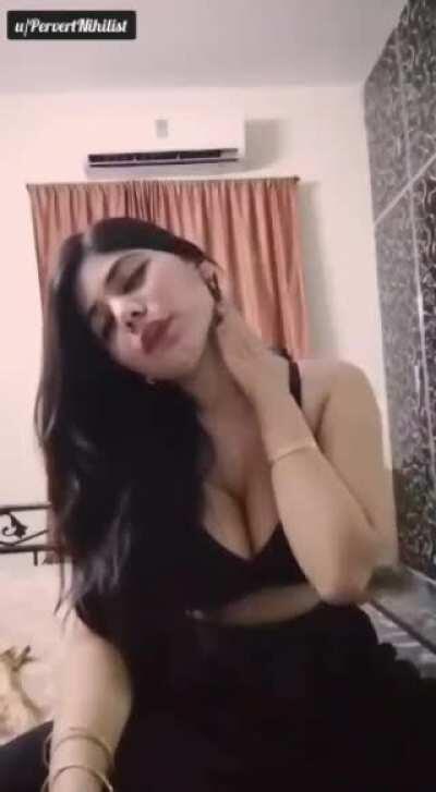 Mumbai girl stripping on cam ( link in comments)