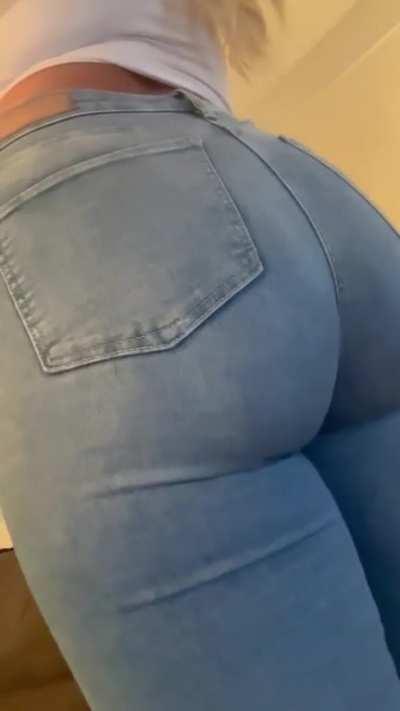 I love these loud and bubbly jeans farts 🤤🤤