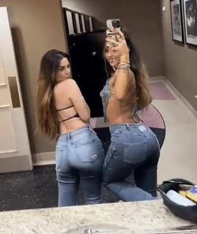 Sommer | friends in jeans | Snapchat | October 2023