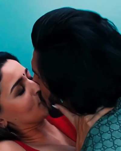 Alia mommy kissing scene 🤤