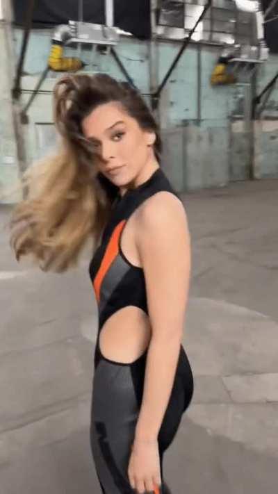 Love when Hailee Steinfeld flips her hair like this