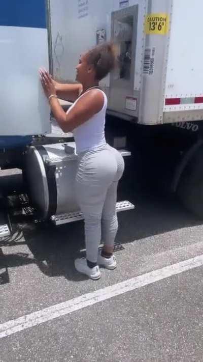 big ol trucker booty 🍑💋👅