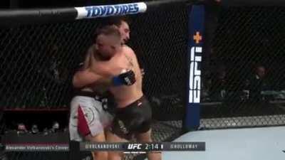 Volkanovski shoots for a takedown against Max Holloway, who right away hits him with a hard knee to the body. Max shows outstanding TDD against the cage, and exits the grappling exchange with another knee to the body and a short right hook