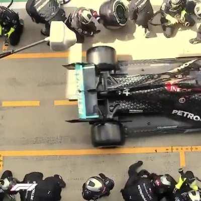 Flawless Mercedes &quot;double-stack&quot; pit stop