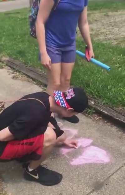 Man Makes Racist Teens Cover Up The N-Word They Wrote On A Sidewalk Near A School! Credit: Shaun Jaber