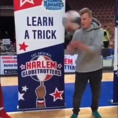 This man flexing his basketball spinning skills