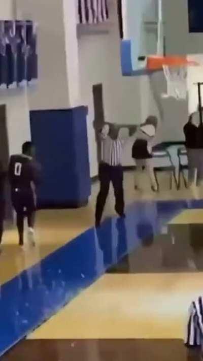 The refs reaction is priceless