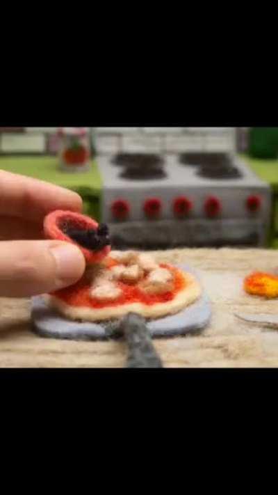 Making a fluffy stop motion pizza (by Andrea Love)