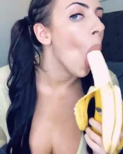 The_amanda_nicole likes bananas a lot 😉