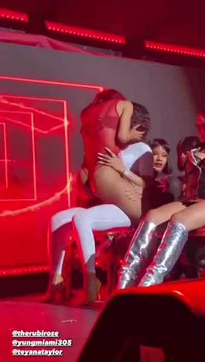 Teyana Taylor giving rubi Rose a lapdance 🤤