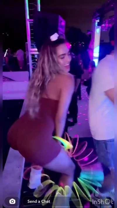 Her ass is perfect😍🥵