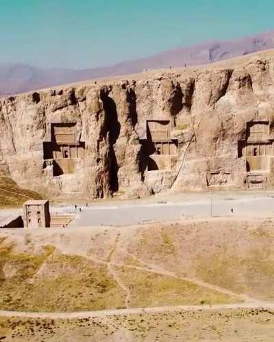 Naqsh-e-Rostam holds the tombs of Darius the Great, Xerxes the Great, Ardeshir I, and Darius II of the Achaemenids. In this very place, Ardeshir-e-Babakan, the founder of the Persian Sassanid empire, was also crowned. The victory of Sassanid Shapur I agai