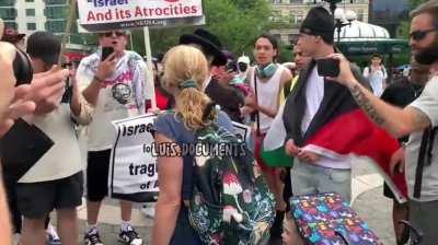 “-How dare you say that, you’re not a real jew! -We’re all Jews here. We don’t want genocide.” A zionist woman attacks pro-Palestine Jewish protesters in NY City.