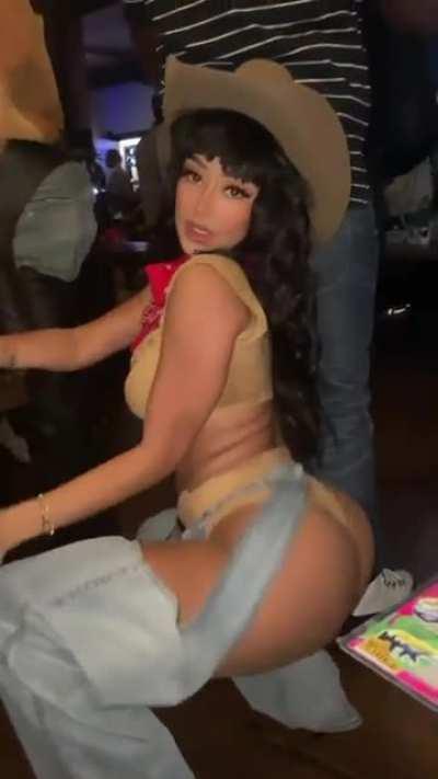 Drop down low and shake that ass 🍑