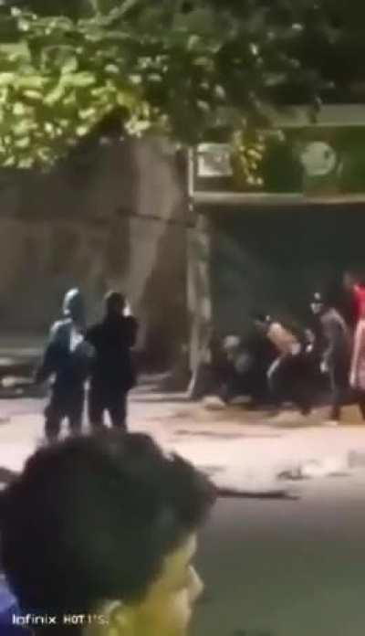 Firefight between Armed anti-chavista protesters and Colectivos in Venezuela 