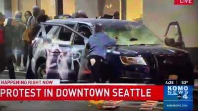 Seattle rioter steals rifle from police car, immediately disarmed at gunpoint