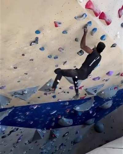 Pro climber displays incredible upper body strength