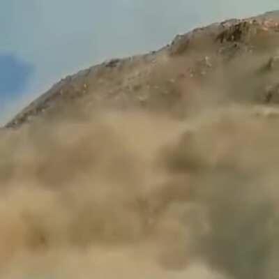 🔥 An 800 ft. tall mountain peak completely collapsing.