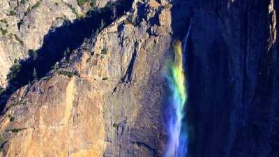 🔥🔥🔥 High winds at the perfect time of day created a previously undocumented 2,400 foot rainbow waterfall in Yosemite Nationa