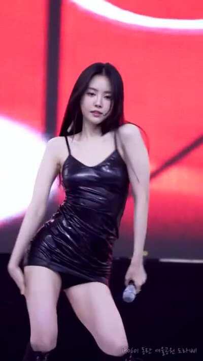 Apink - Naeun in a tight leather dress