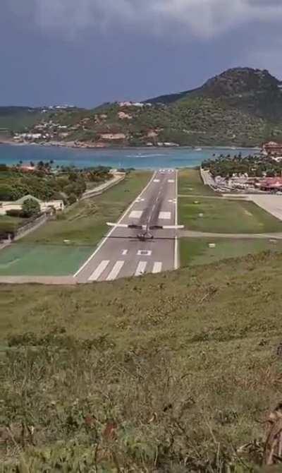 Insane approach at Gustaf III airport located in Saint Barthélemy island