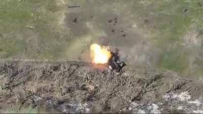 A Russian T-72B tries go around two destroyed Russian MT-LBs on a road, the tank ends up driving into a mine and is damaged then abandoned (north of Volodymyrivka, Donetsk Oblast)