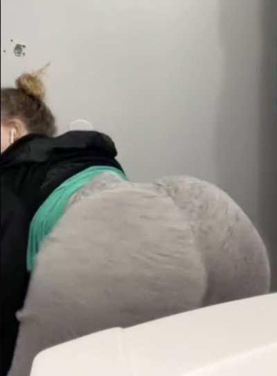 Big ole ass is heavy 🍑