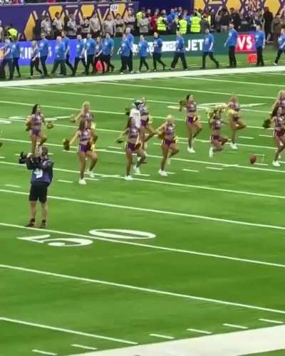 [Pregame] Greg Zuerlein unfazed by the Vikings cheer team