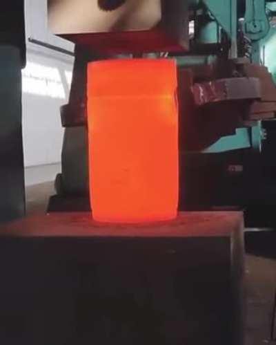 Compressing hot metal with a hydraulic press